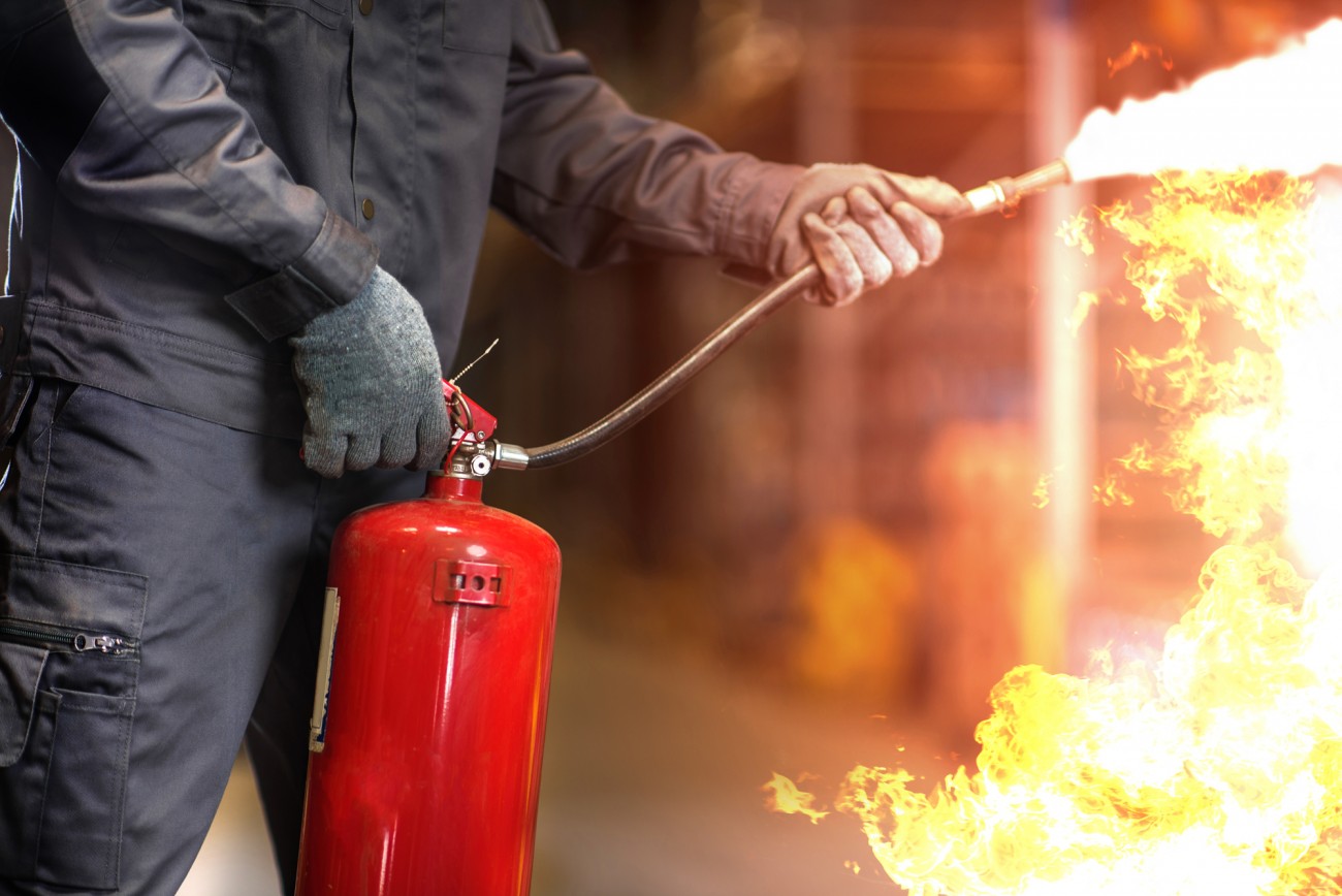 Extintores Madrid - Extintor rojo apagando un fuego